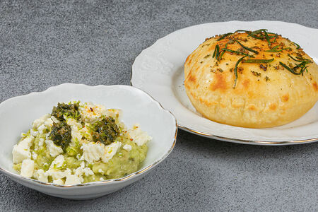 Мятый авокадо с фетой и кахетинским маслом