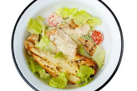 Салат Цезарь с цыпленком