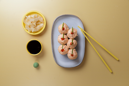 Острый ролл с креветкой