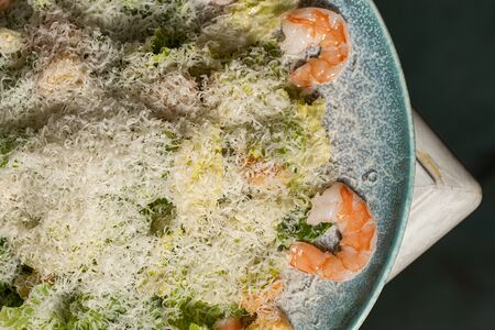 Салат Цезарь с креветками