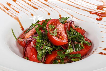 Салат из свежих помидоров