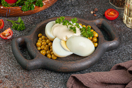 Яйцо под майонезом