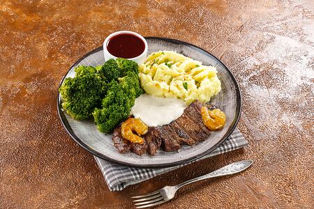 Половина стейка из говядины клод с картофельным пюре