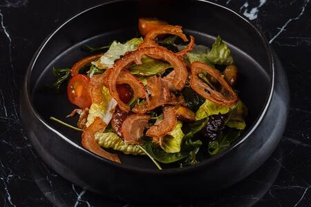 Салат с перепелкой, белыми грибами и томатными чипсами