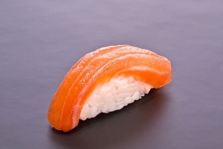 Суши с лососем