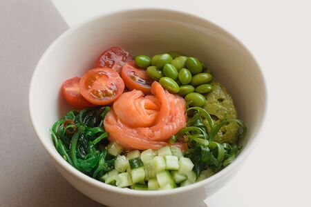 Поке-боул с форелью и цитрусовым соусом