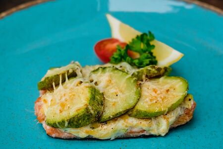 Горбуша под шубкой из цукини