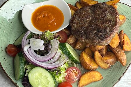 Рубленый бифштекс с картофельными дольками