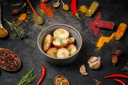 Мини-картофель с травами и чесноком