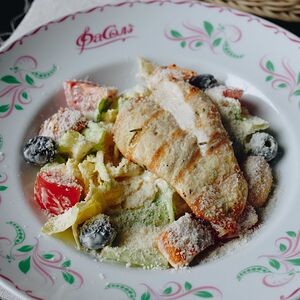 Салат Цезарь с тёплым куриным филе