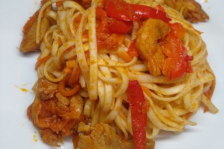 Пшеничная лапша с курицей и овощами