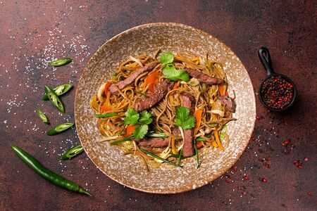 Соба с овощами и говядиной в соусе терияки