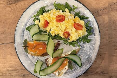 Скрэмбл с лососем и огурцом