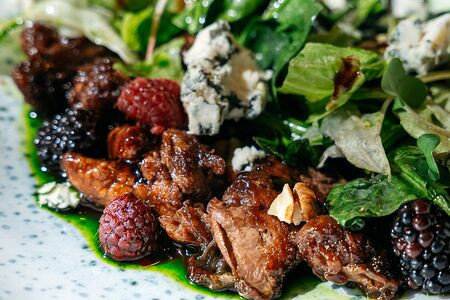 Печень кролика с лесными ягодами и горгонзолой