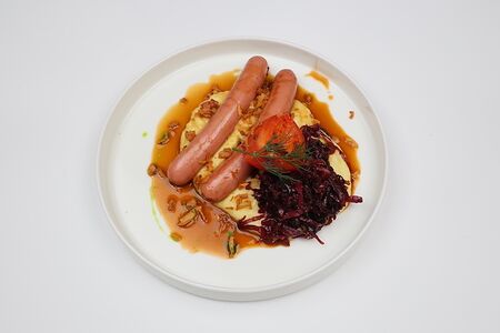 Австрийские сосиски с картофельным пюре, тушеной капустой и печеным томатом