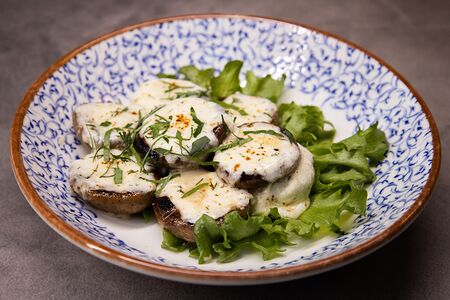 Шампиньоны, запеченные с сулугуни