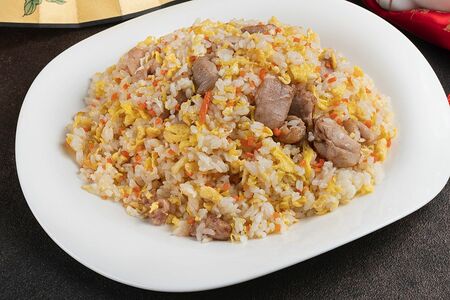 Жареный рис с курицей и овощами в соевом соусе