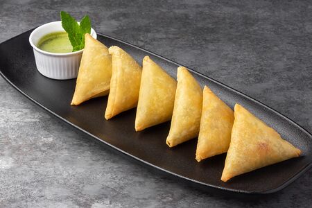 Пирожки самоса со свининой Порк Самоса