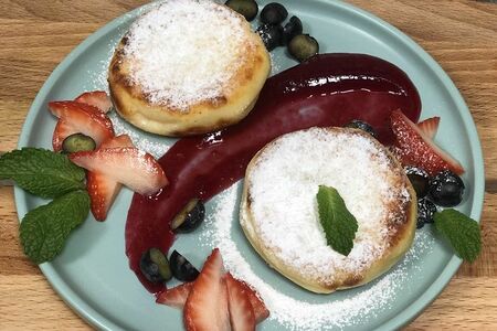 Сырники, запеченные с ягодным топпингом