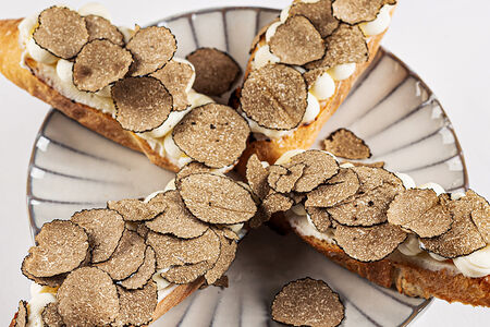 Тост, рикотта и трюфель