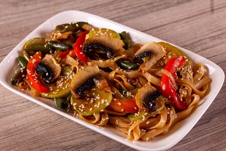 Вок-лапша с грибами