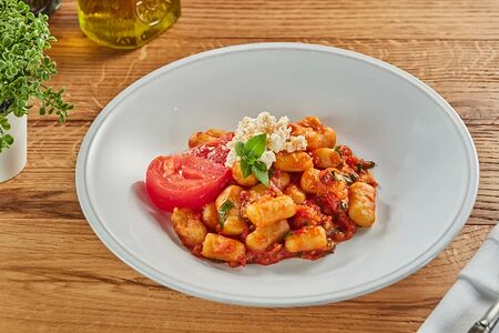 Ньокки с копченой рикоттой и томатным соусом