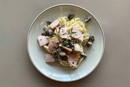 Спагетти с грибами и ветчиной