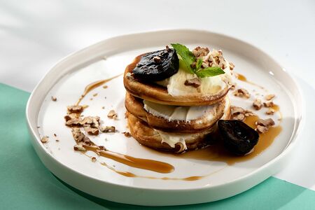 Панкейки с грецкими орехами, кленовым сиропом и маскарпоне