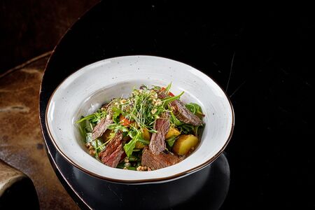 Тёплый салат из мраморной говядины с беби-картофелем