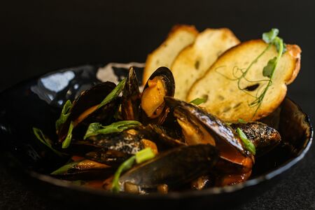 Мидии в соусе том ям