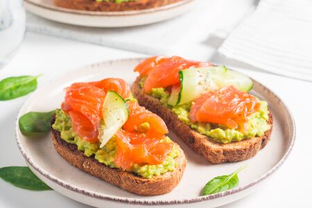 Брускетта с лососем