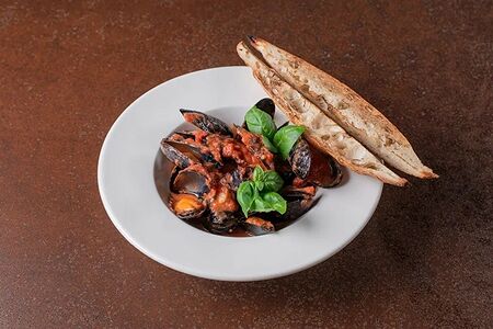 Мидии и томаты