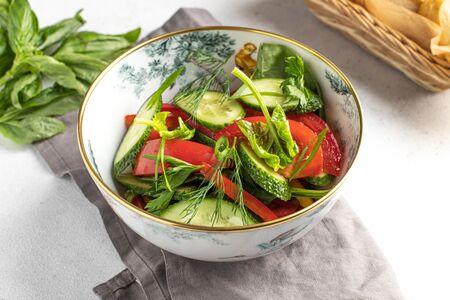 Салат из свежих овощей с заправкой на выбор