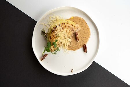 Стейк из капусты с ореховым соусом и трюфельным маслом