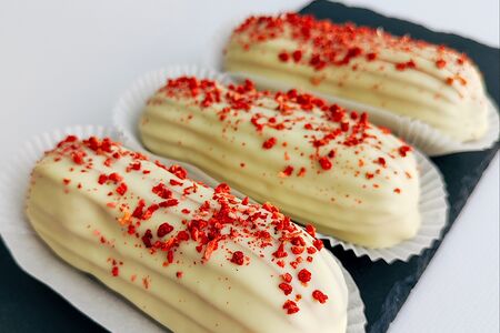 Эклер с заварным кремом в белом шоколаде