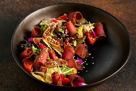 Авторский салат с бастурмой и вяленым инжиром