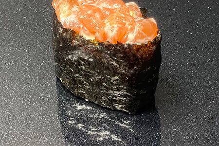 Гункан с лососем спайси