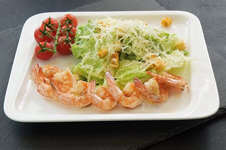 Салат Цезарь с тигровыми креветками