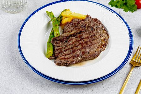 Говядина под соусом песто