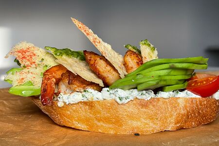 Брускетта с чипсами и креветкой