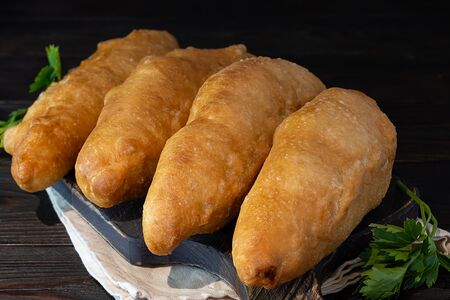 Пирожок с сосиской и картошкой