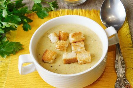 Крем-суп грибной с гренками