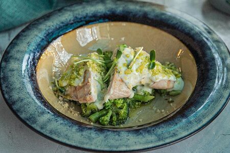 Филе грудки Кордон Блю с соусом блю чиз