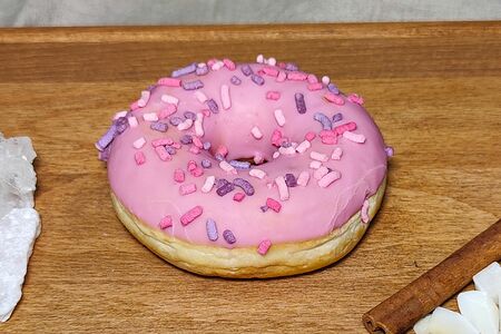 Пончик-донатс с начинкой Лесные ягоды и розовой глазурью с розовой посыпкой
