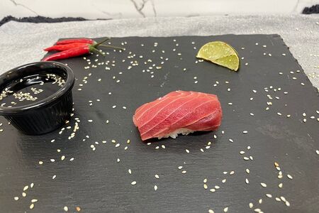 Суши с тунцом