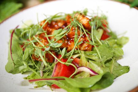 Салат с баклажанами и сыром страчателла