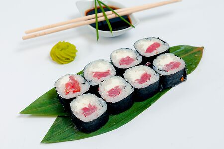 Ролл с тунцом