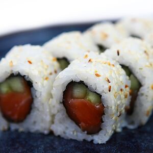 Ролл с лососем и огурцом