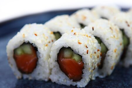 Ролл с лососем и огурцом