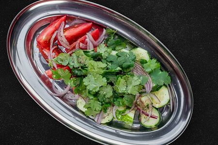 Салат из свежих овощей с грецким орехом